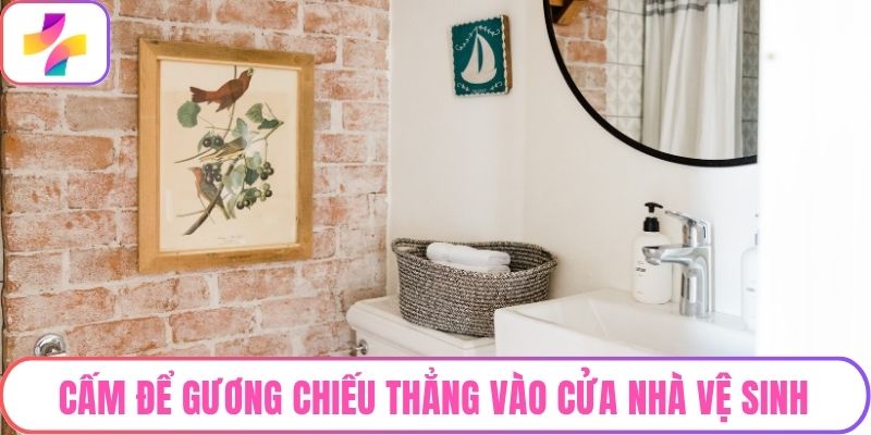 Cấm để gương chiếu thẳng vào cửa nhà vệ sinh